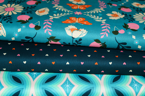 Designer- Baumwollstoff Ruby Star Society Juicy Light Blue Flowers (10 cm)